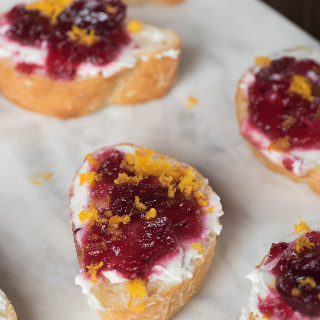 Cranberry and Goat Cheese Crostini for an east Thanksgiving app!