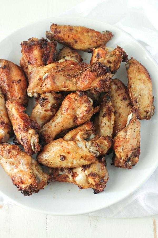 Chipotle Ranch Wings - perfectly paleo, whole 30, low-carb, baked (not fried)...just plain good! Make the for the BIG GAME #SundaySupper | casadecrews.com