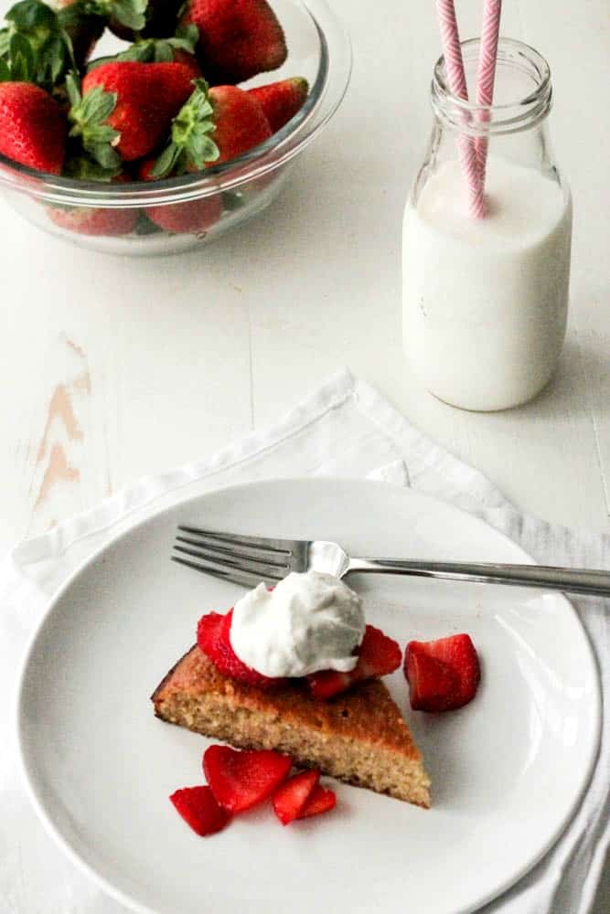 Flourless Almond Cake with Strawberries and Coconut Cream #SundaySupper #FLStrawberry - paleo, whole30, lowcarb and delish! | casadecrews.com