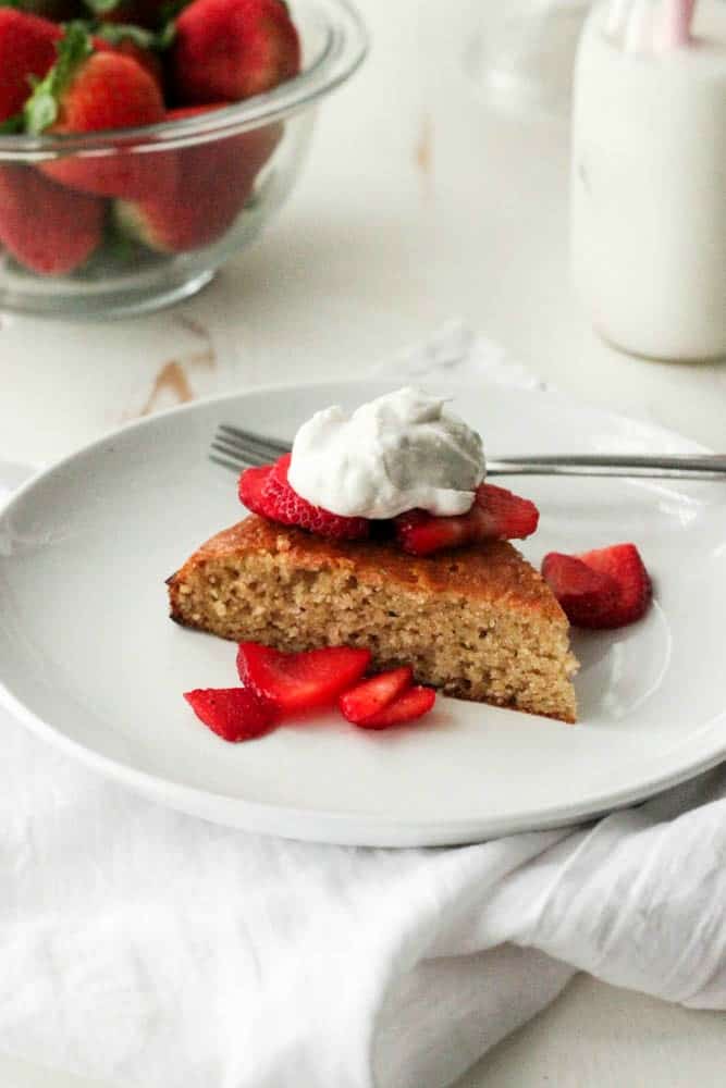 Flourless Almond Cake with Strawberries and Coconut Cream #SundaySupper #FLStrawberry - paleo, whole30, lowcarb and delish! | casadecrews.com