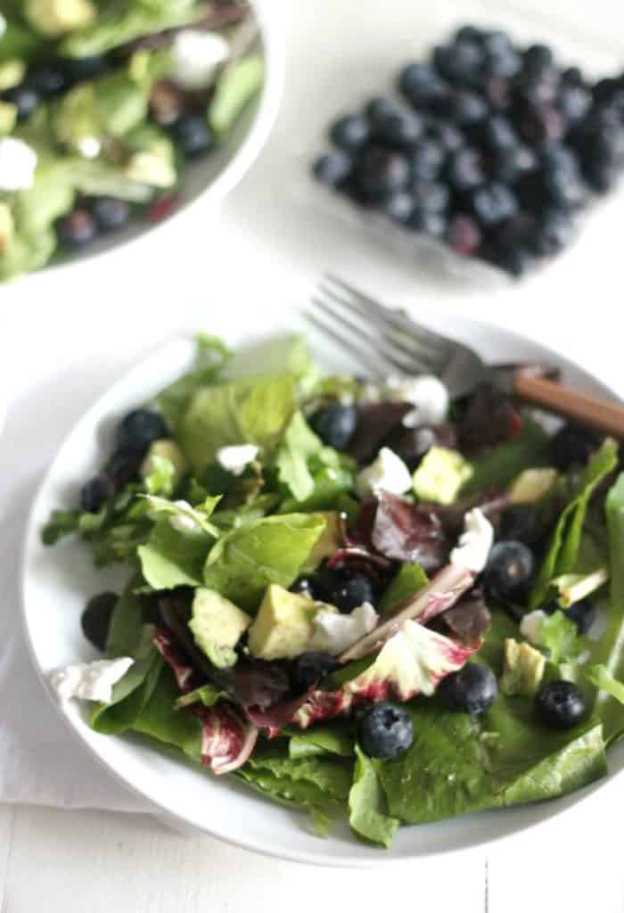 Spring Mix Salad with a Grapefruit Poppy Seed Vinaigrette #BlueberryToss #FWCon | casadecrews.com