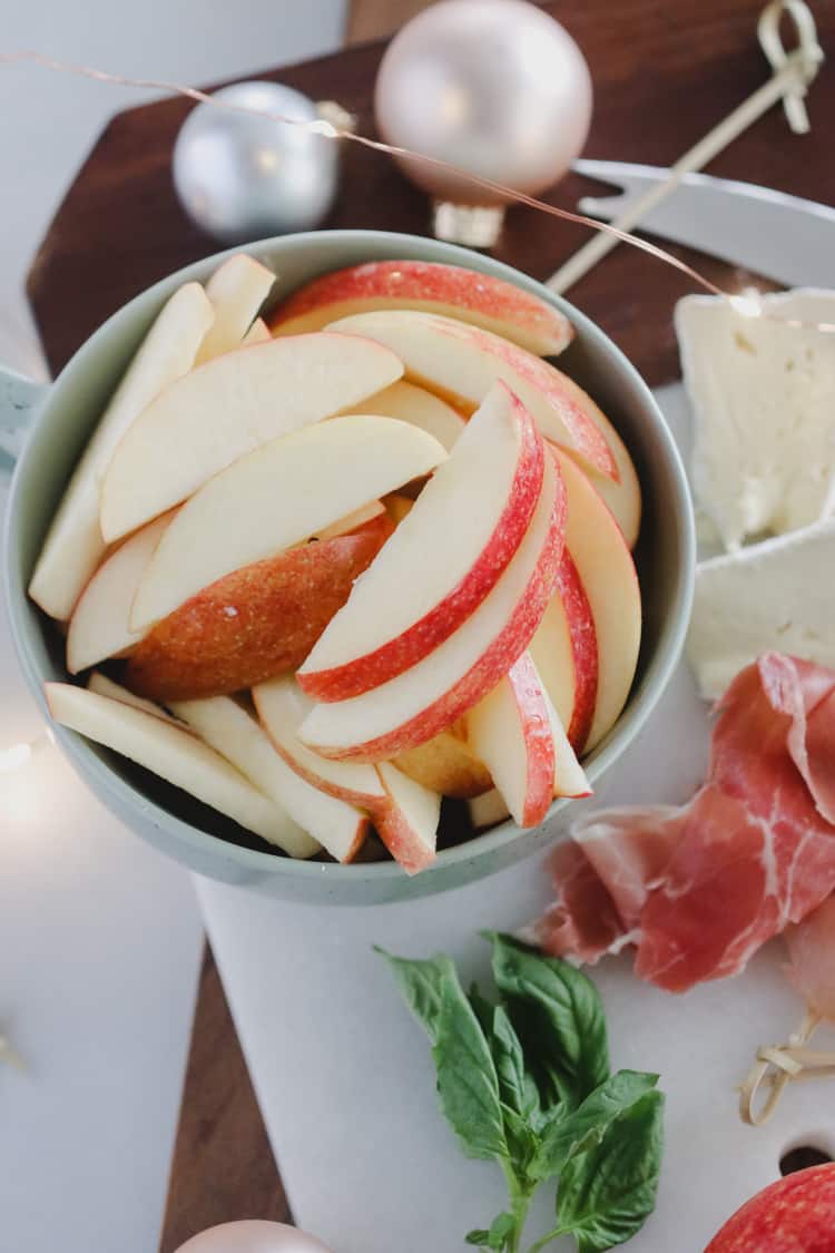 prosciutto wrapped apples with brie and balsamic